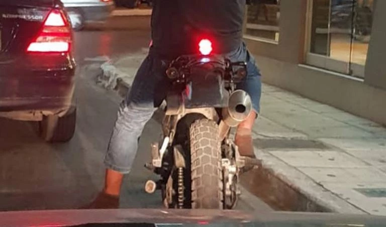 Χανιά: Η πατέντα της χρονιάς -Κοίταξαν τον οδηγό της μηχανής και προσπαθούσαν να πιστέψουν στα μάτια τους